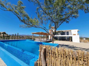 Casa con piscina frente a la playa